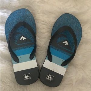Quicksilver kids flip -flops size 2/3